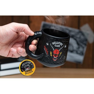 Taza Hellfire Club Stranger Things Relieve Cerámica 400 mls + Sticker