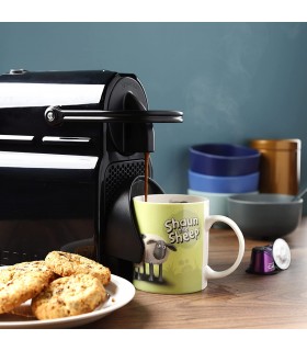 Taza La Oveja Shaun Rebaño Sobre Fondo Verde Porcelana 350 mls