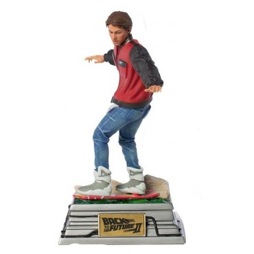 Figura Marty McFly con Aeropatín Back to the Future Regreso al Futuro II Edición Limitada Estatua 22 cms
