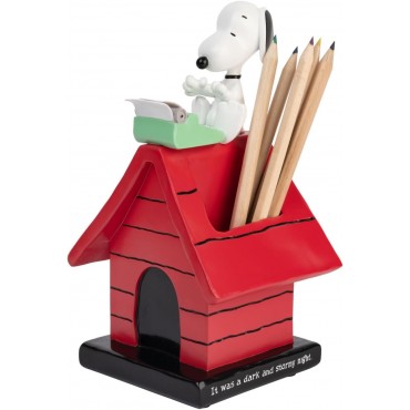Bote Lapiceros Snoopy Escribiendo Sobre Caseta Roja Snoopy Peanuts Resina 19 cms